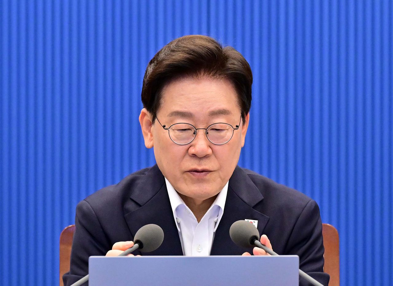 이재명 대통령이 6일 청와대에서 열린 수석보좌관회의에서 마이크를 만지고 있다. 청와대사진기자단