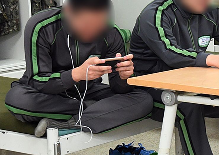 병사들이 휴대전화를 사용하고 있다.(※기사와 직접적인 관련 없음). 연합뉴스