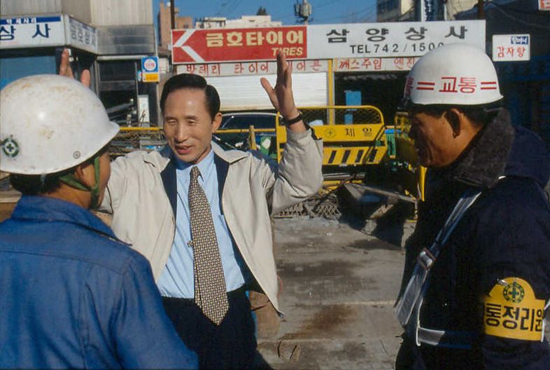 서울시장 시절의 이명박 전 대통령. 사진 이명박대통령기념재단