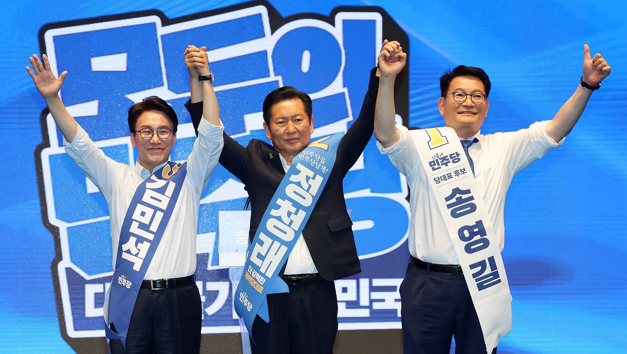 더불어민주당 대표 후보로 나선 김민석(왼쪽부터), 정청래, 송영길 후보가 1일 충북 청주 CJB미디어센터에서 열린 당대표·최고위원 순회경선 합동연설회에서 손을 맞잡고 인사하고 있다. 연합뉴스