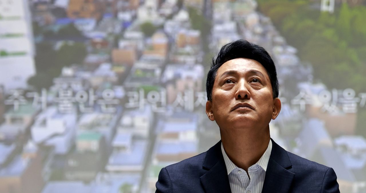 오세훈 서울시장이 6일 오전 서울시청에서 열린 '부동산 정상화를 위한 서울시민 대토론회'에서 부동산 관련 영상을 시청하고 있다. [뉴스1]