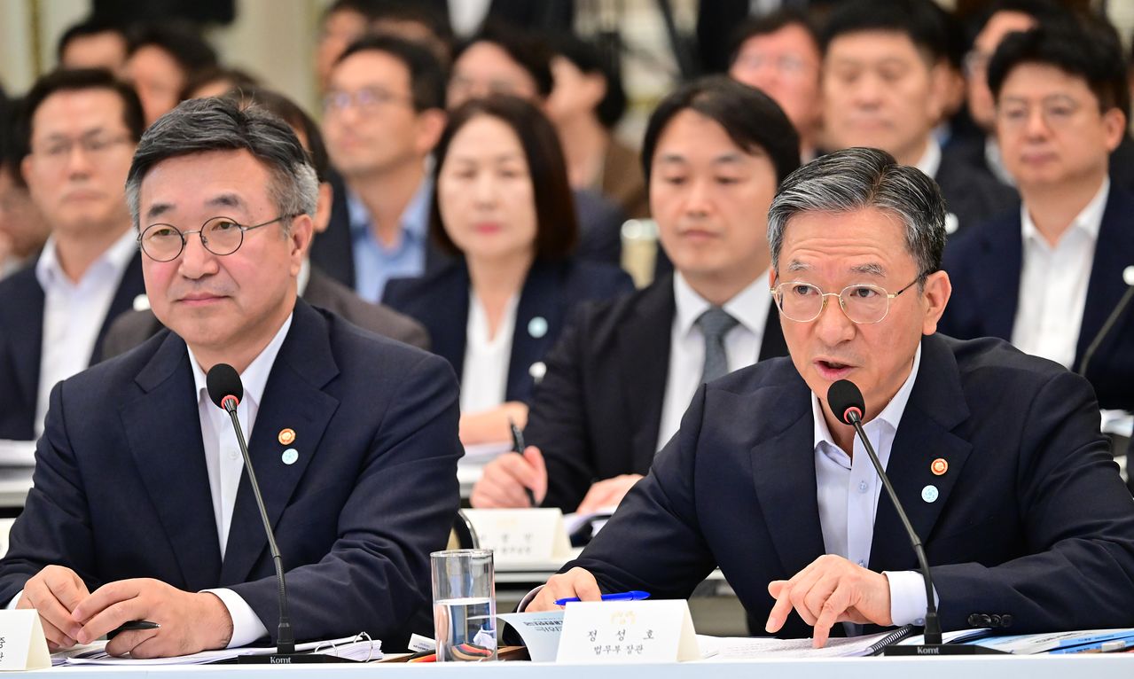 정성호 법무부 장관이 5일 청와대 영빈관에서 열린 이재명 대통령 주재 부처 업무보고에서 이 대통령에게 "검사의 수사권 폐지에 따라 합동수사본부 참여 근거가 사라졌다"는 취지로 설명하고 있다. 청와대사진기자단
