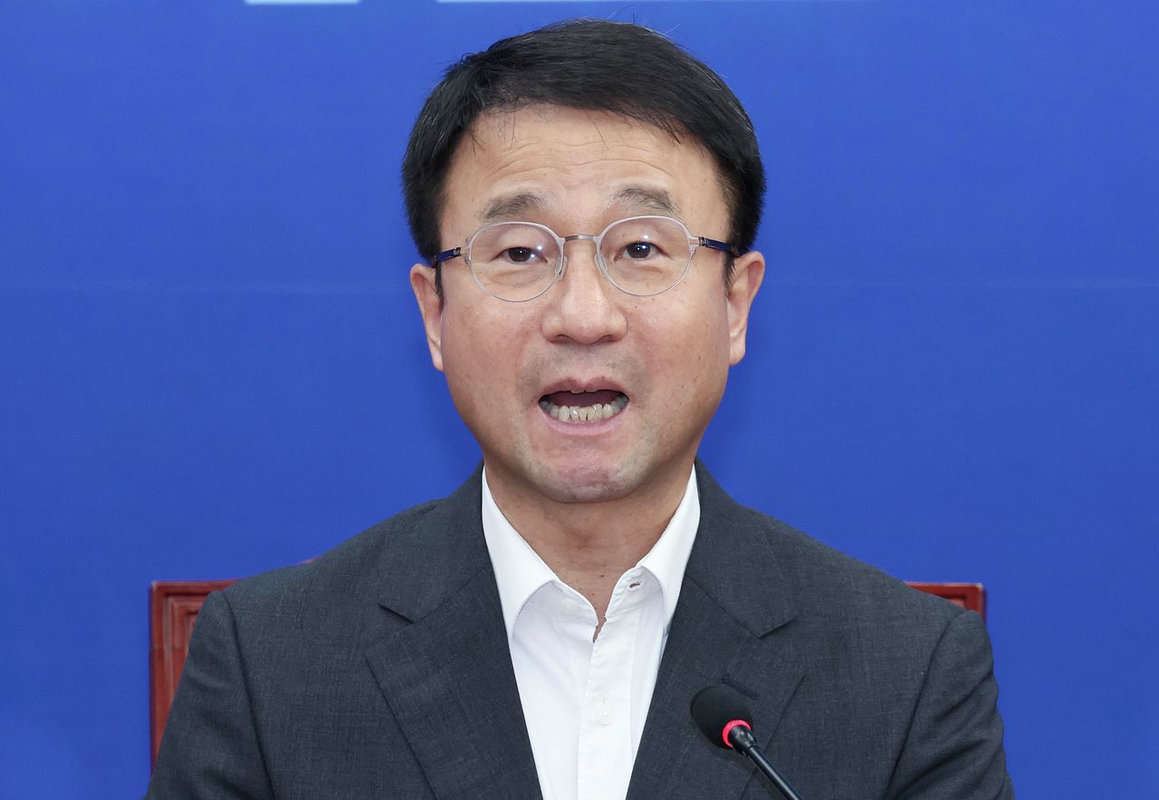 한병도 더불어민주당 대표 직무대행 겸 원내대표가 6일 국회에서 열린 정책조정회의에 모두발언을 하고 있다. 임현동 기자