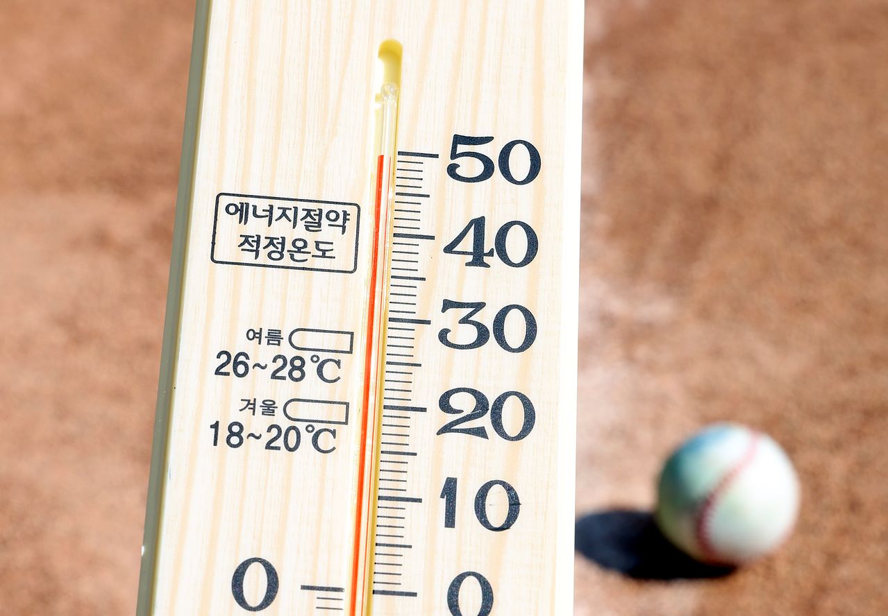 전국을 덮친 기록적인 폭염에 프로야구 전 경기가 이틀연속 ‘폭염취소' 결정이 내려진 5일 오후 서울 송파구 잠실야구장 그라운드 온도가 50도를 가리키고 있다. 뉴시스
