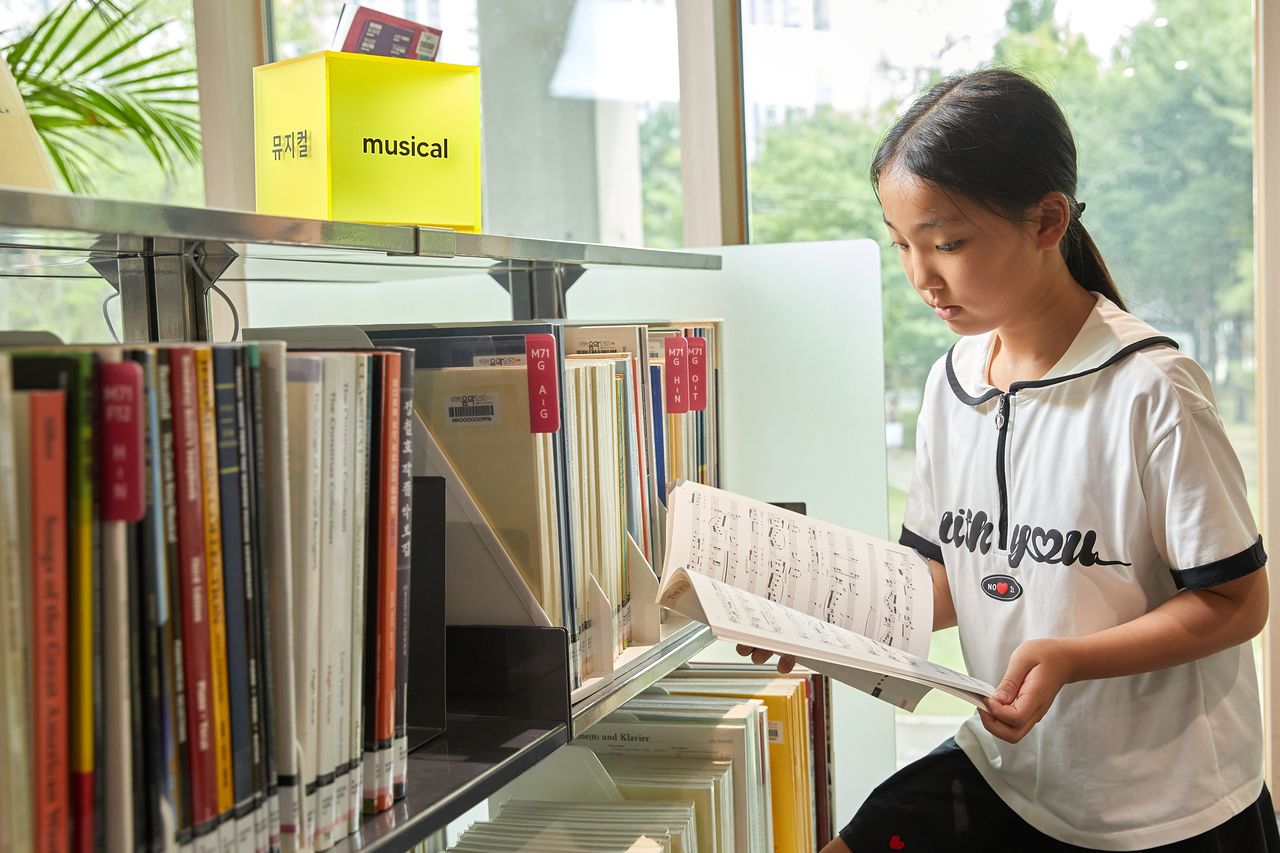 의정부음악도서관에는 관악기·현악기·건반악기 등 악기의 종류별로 분류한 악보 전용 책장이 마련됐다.