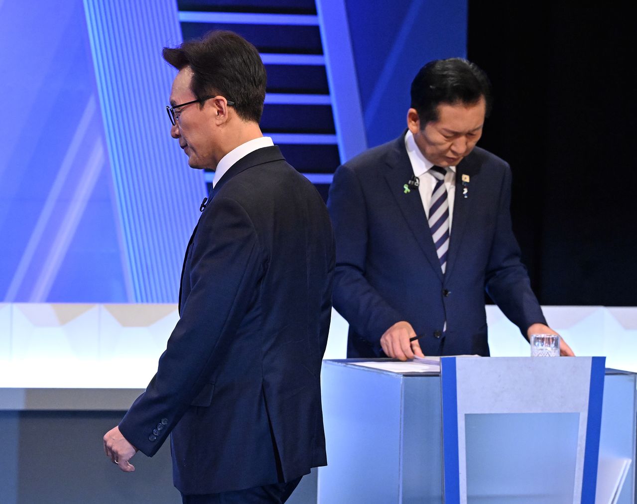더불어민주당 김민석(왼쪽), 정청래 당대표 후보가 5일 서울 여의도 KBS에서 열린 2차 TV토론회를 준비하고 있다. 국회사진기자단