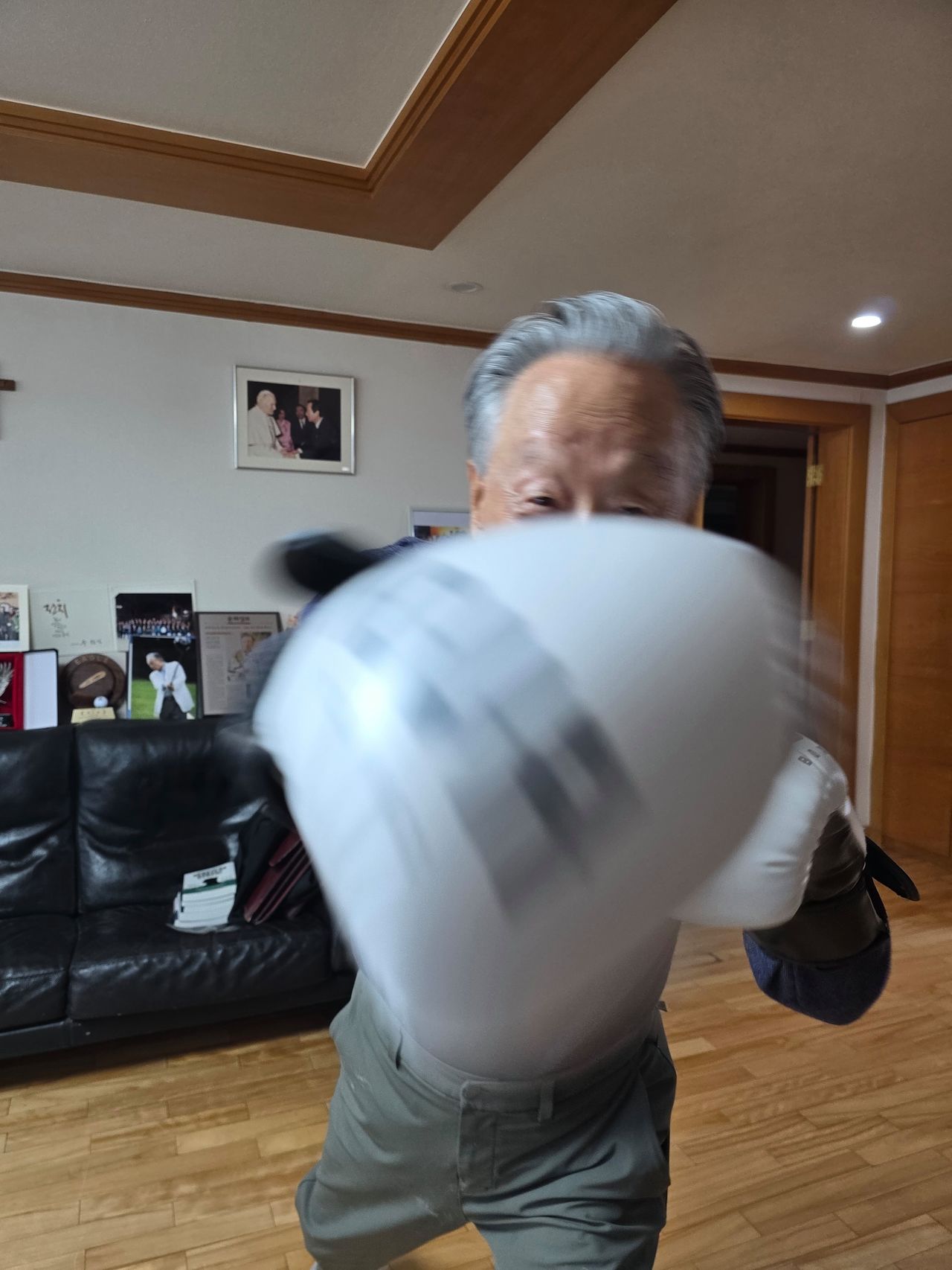 권노갑 김대중재단 이사장의 주먹이 날아왔다. 순식간에 벌어진 일이었다. 김서원 기자
