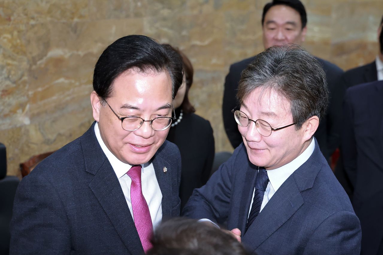유승민 전 의원이 지난 1월 20일 국회 로텐더홀에서 단식 중인 국민의힘 장동혁 대표를 만난 뒤 송언석 원내대표와 대화하고 있다. 연합뉴스