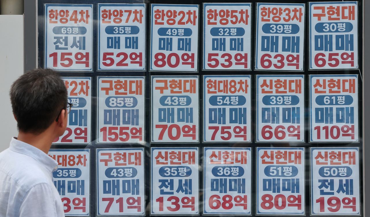 지난달 26일 서울 강남구 한 부동산 중개업소 매물 안내문 모습. 연합뉴스