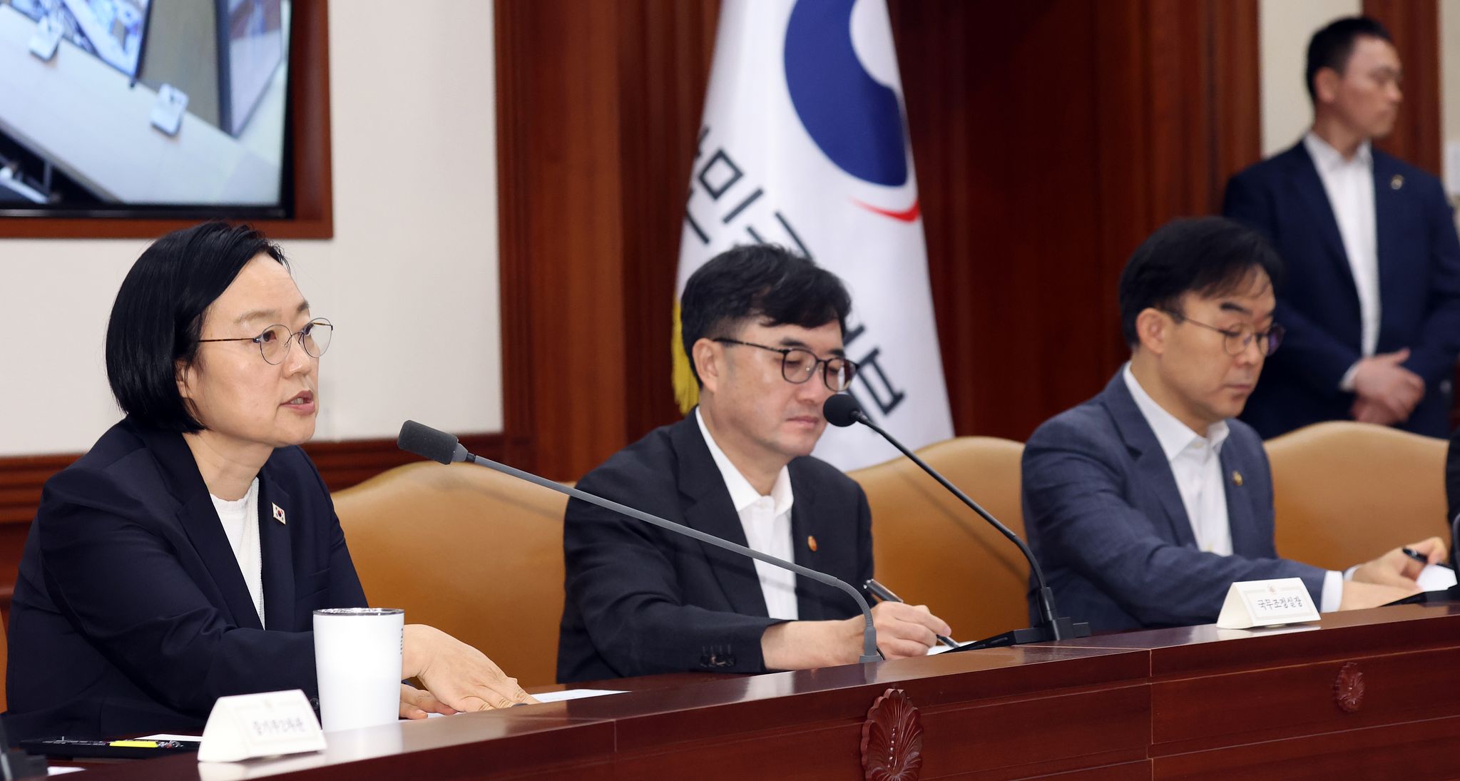 한성숙 국무총리가 6일 서울 종로구 세종대로 정부서울청사에서 열린 국가정책조정회의에서 모두 발언을 하고 있다. 뉴스1