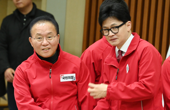 2024년 3월 당시 한동훈(오른쪽) 국민의힘 비대위원장이 27일 오전 인천 남동구 만수동에서 열린 중앙선거대책위원회의에서 윤재옥원내대표와 인사하고 있다. 전민규 기자