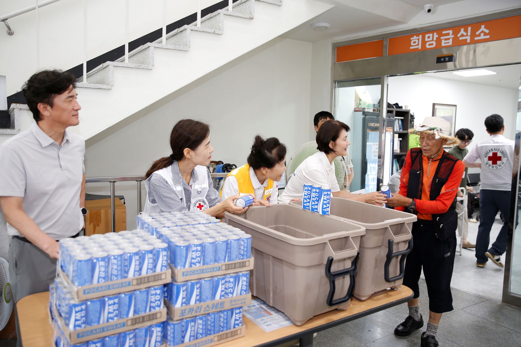 대한적십자사 부산지사에서 이온 음료를 나눠주는 모습. [사진 대한적십자사]