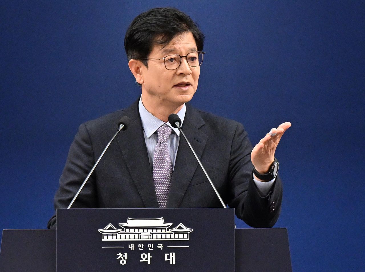 성기홍 청와대 홍보소통수석비서관이 지난달 10일 춘추관에서 신임 임기근 국무조정실장 임명과 관련된 브리핑을 마치고 기자들의 질문을 받고 있다. 청와대사진기자단