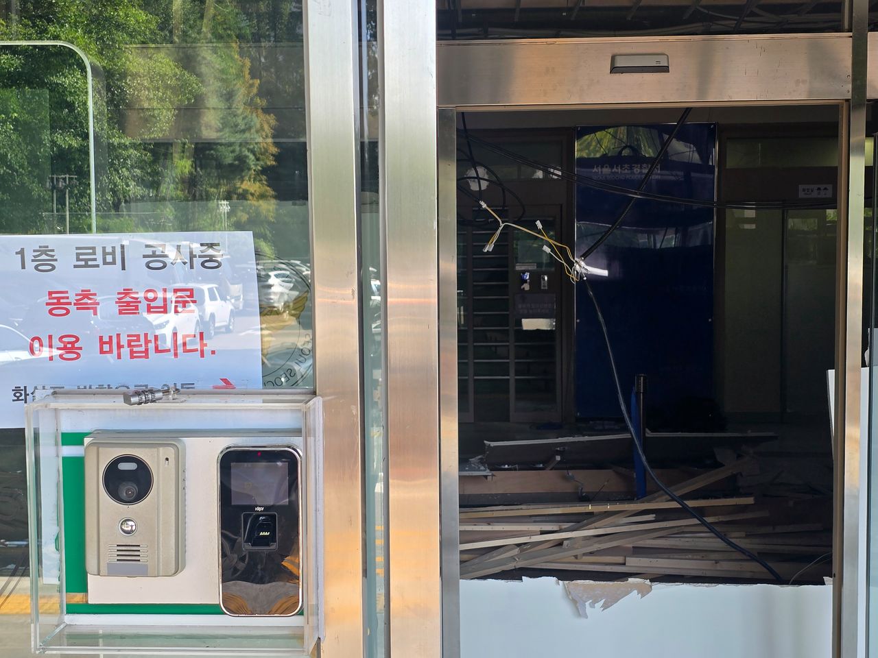 6일 오전 서울 서초구 서초경찰서 로비 모습. 천장이 무너져 보수중이다. 정진호 기자.