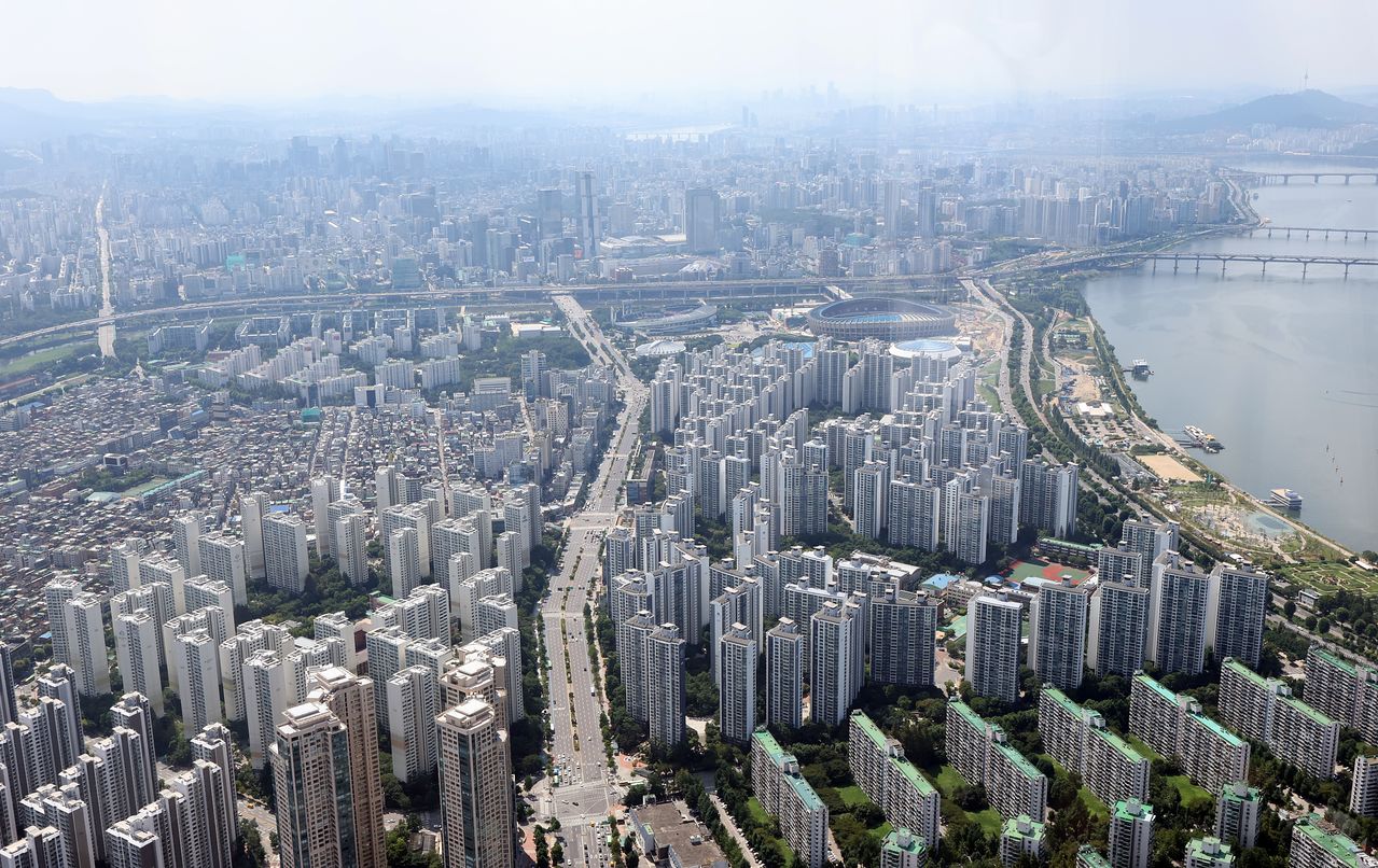 2026년 8월 3일 서울 송파구 롯데월드타워에서 내려다본 서울 강남 지역 아파트 단지. 강남과 강북의 아파트 가격 격차가 본격적으로 커지기 시작한 건 노무현 정부 때였다. 연합뉴스