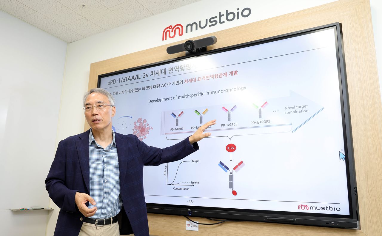김맹섭 머스트바이오 대표가 지난달 30일 오후 수원시 머스트바이오 사무실에서 자사가 개발 중인 다중항체 기반 차세대 면역항암제에 대해 설명하고 있다. 강정현 기자
