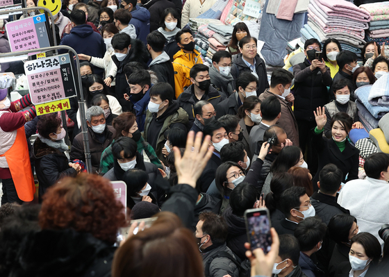 김건희 여사가 2023년 1월 11일 대구 서문시장을 찾아 시민들에게 인사하고 있다. 영부인이 대통령 없이 혼자 지방 방문 행보를 하고 그 장면을 대통령실이 대통령실사진기자단을 통해 공개한 건 매우 이례적인 일이라 배경을 놓고 의견이 분분했다. 사진 대통령실사진기자단 