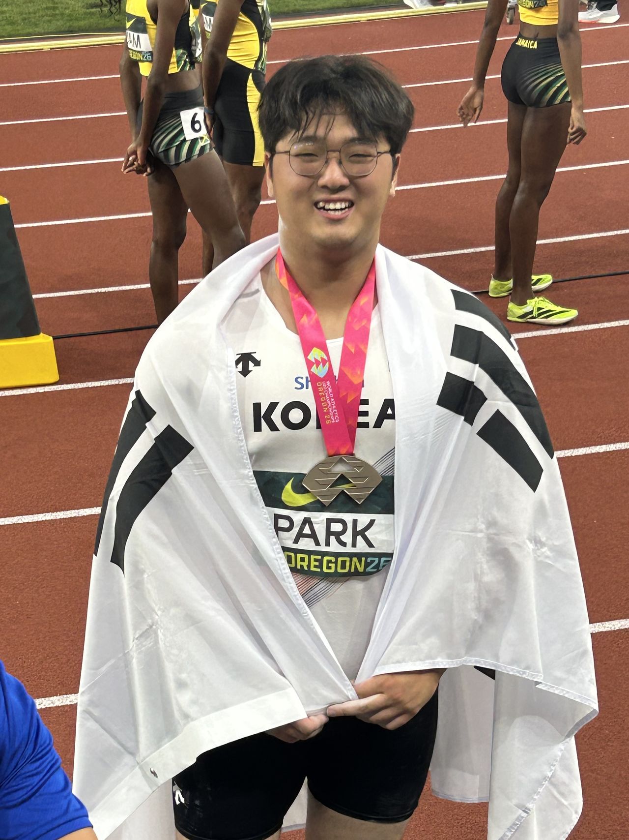 U-20 세계선수권 남자 포환던지기에서 은메달을 목에 건 후 태극기 세리머리를 하는 박시훈. 사진 대한육상연맹