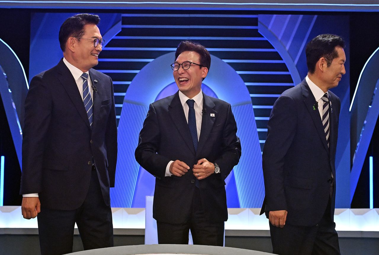 더불어민주당 당대표를 선출하는 8·17 전당대회에 출마한 송영길·김민석·정청래 후보(왼쪽부터)가 5일 서울 여의도 KBS에서 열린 두 번째 TV토론회 시작에 앞서 기념촬영을 한 뒤 자리로 이동하고 있다. 이날 후보들은 토론회 시작부터 상대 후보를 겨냥한 발언을 쏟아내며 팽팽한 신경전을 벌였다. 당청 관계와 검찰 개혁, 신천지 개입 의혹 등 당내 쟁점과 부동산 세제개편안 등 민생 현안을 놓고도 치열하게 맞붙었다. [국회사진기자단]