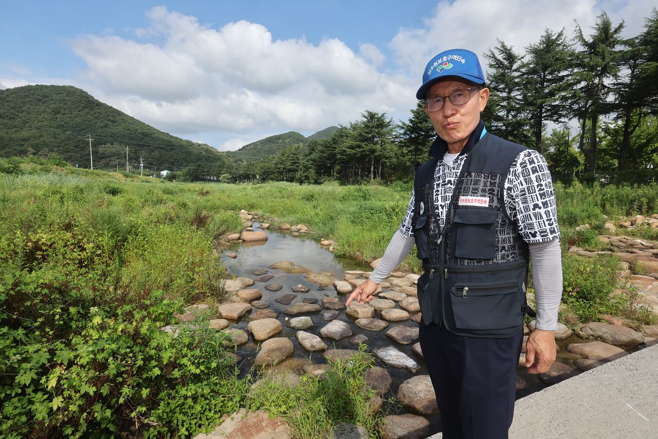 대구 동구청 상수도 보호구역 감시원 서정배(65)씨가 5일 공산댐 상수도 보호구역 순찰을 돌고 있다. 송봉근 객원기자