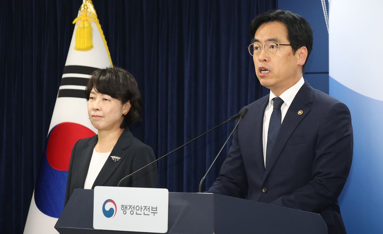 김민재 행정안전부 차관이 5일 서울 종로구 세종대로 정부서울청사에서 업무보고 사전 브리핑을 하고 있다. [뉴스1]