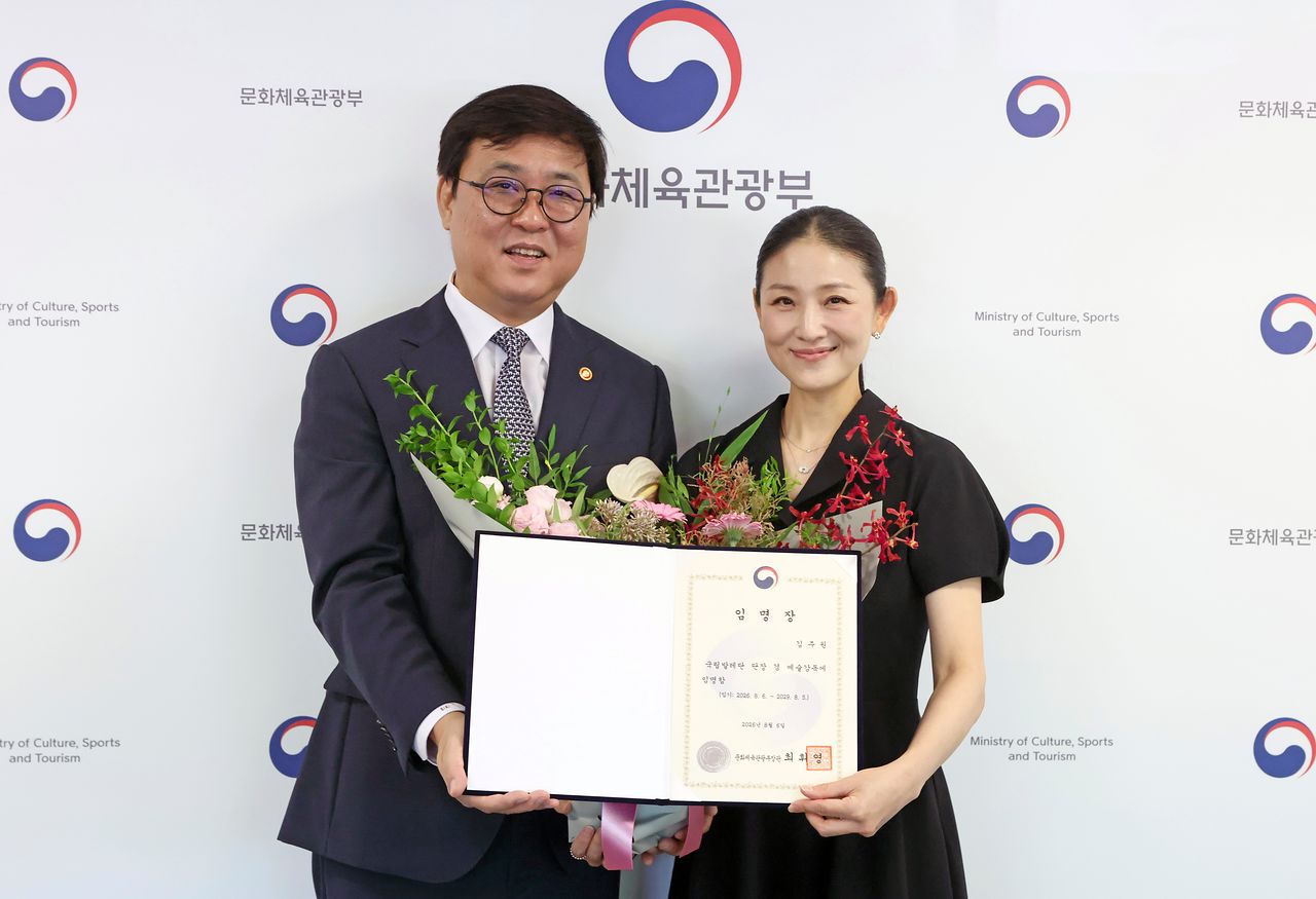 최휘영 문화체육관광부 장관이 6일 서울 종로구 국립현대미술관 서울관에서 김주원 국립발레단 신임 단장 겸 예술감독에게 임명장을 수여한 뒤 기념 촬영하고 있다. 사진 문화체육관광부
