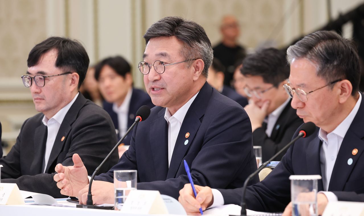 윤호중 행정안전부 장관이 5일 청와대 영빈관에서 열린 행정안전부, 법무부, 국무조정실, 법제처, 인사혁신처 2차 업무보고에서 발언하고 있다. [사진 청와대통신사진기자단]