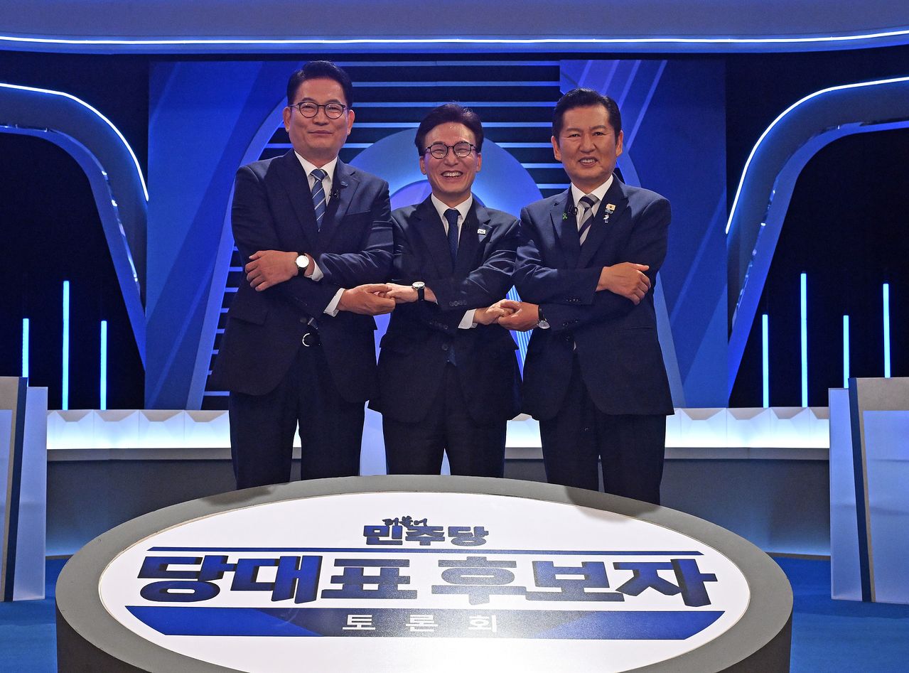 더불어민주당 송영길(왼쪽부터), 김민석, 정청래 당대표 후보가 5일 서울 여의도 KBS에서 열린 2차 TV토론회에 앞서 포즈를 취하고 있다. 뉴스1
