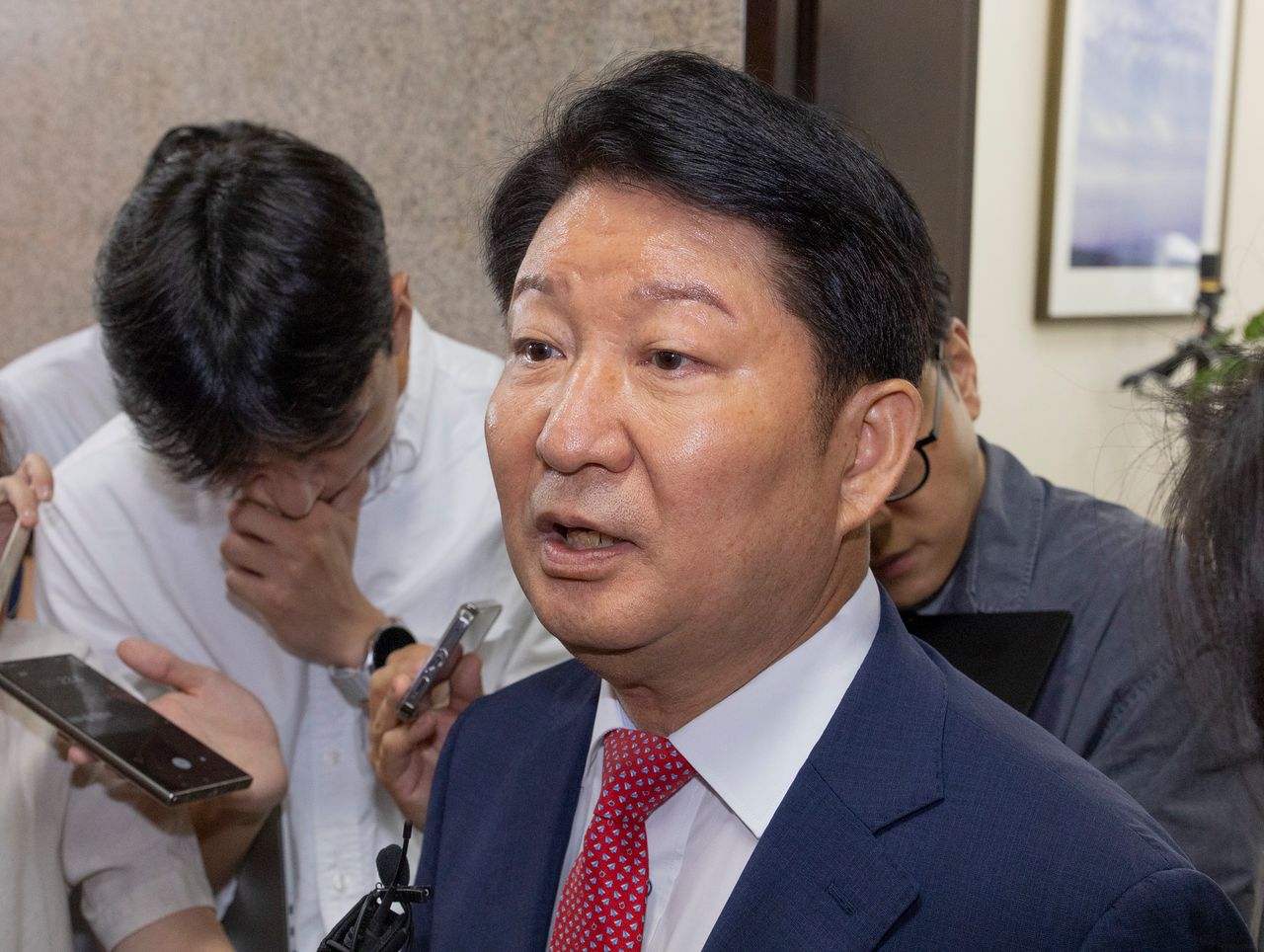 22대 후반기 국회 상임위원회 배정 기준에 불만을 제기하는 과정에서 국민의힘 정점식 원내대표의 멱살을 잡았던 권영진 의원이 27일 국회 내 원내대표실을 방문해 사과한 뒤 취재진과 인터뷰 하고 있다. 연합뉴스