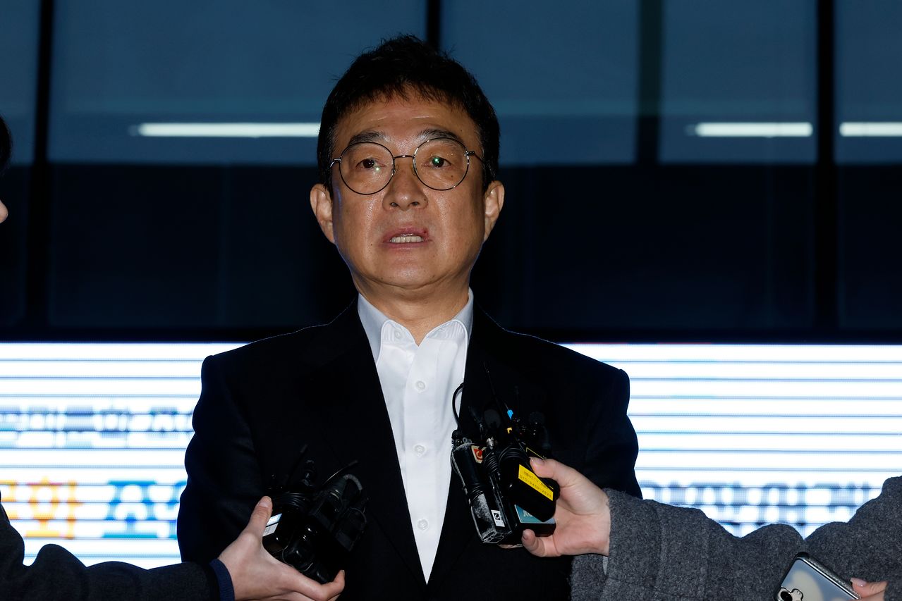 음주운전을 시인한 배우 이재룡이 지난 3월 10일 오후 서울 강남경찰서 교통조사계에서 피의자 신분으로 조사를 받고 나와 입장을 표명하고 있다.  이씨는 지난 6일 오후 11시쯤 서울 지하철 9호선 삼성중앙역 인근에서 차량을 몰다 중앙분리대를 들이받고 도주한 혐의를 받는다. 뉴스1