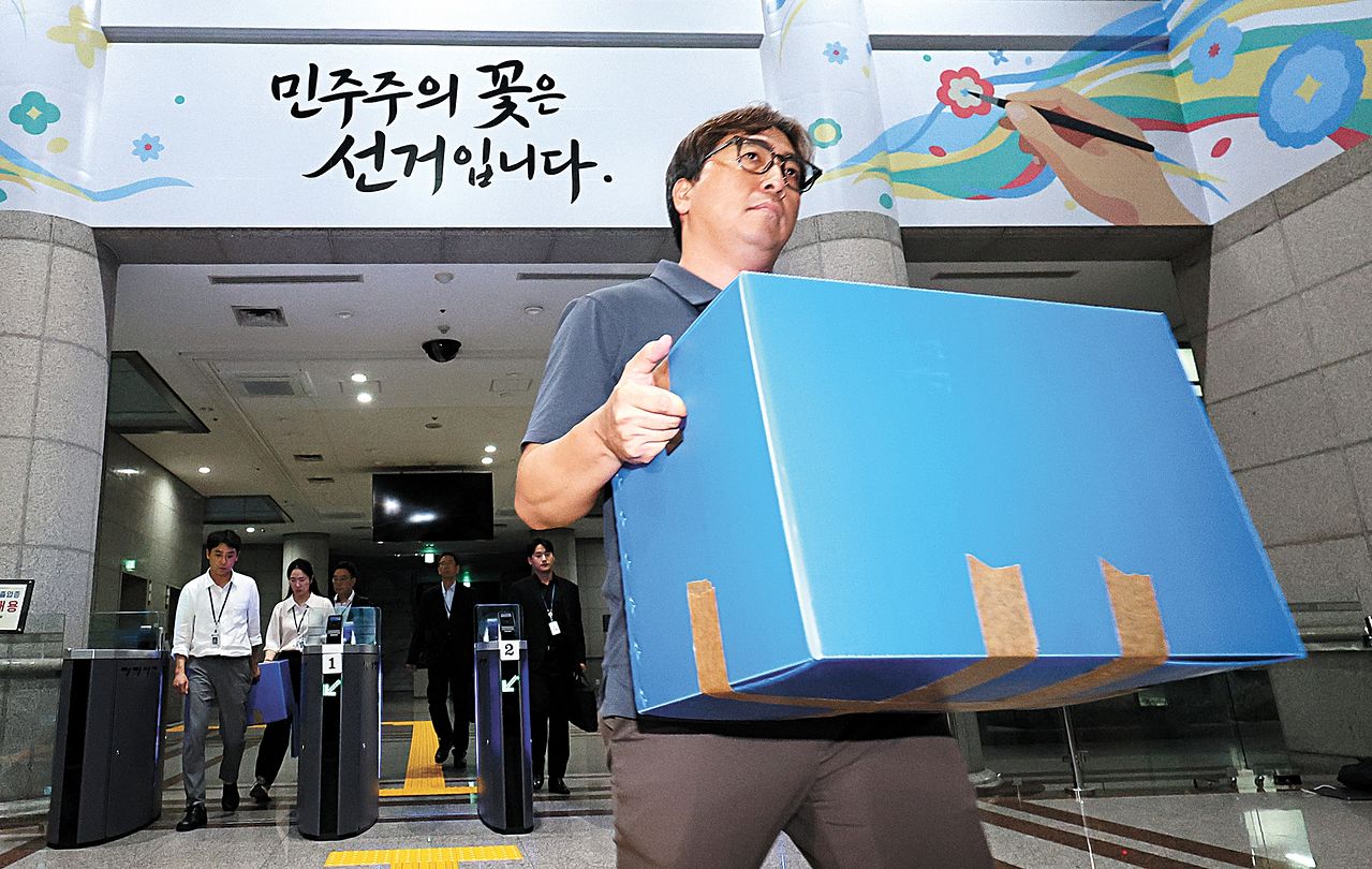 7월 23일 검경 합동수사본부가 지방선거 투표율 조작 의혹과 관련, 경기도 과천시 중앙선거관리위원회 사무실을 압수수색했다. 뉴시스