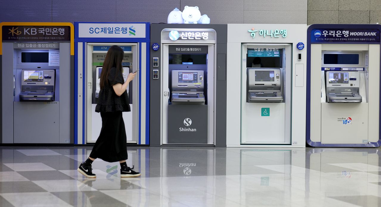 지난달 9일 서울시내 은행 ATM 기기. 뉴시스