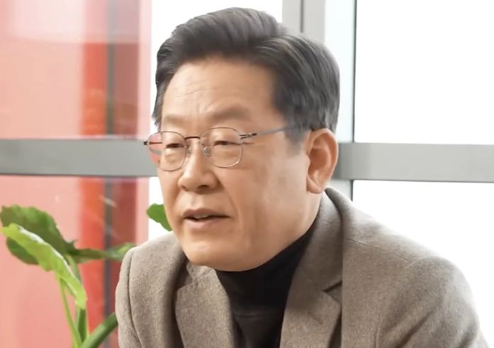 2021년 12월 유튜브 '삼프로TV'에 나와 과거 주식 투자 경험을 언급하는 이재명 당시 민주당 대선 후보. 삼프로TV