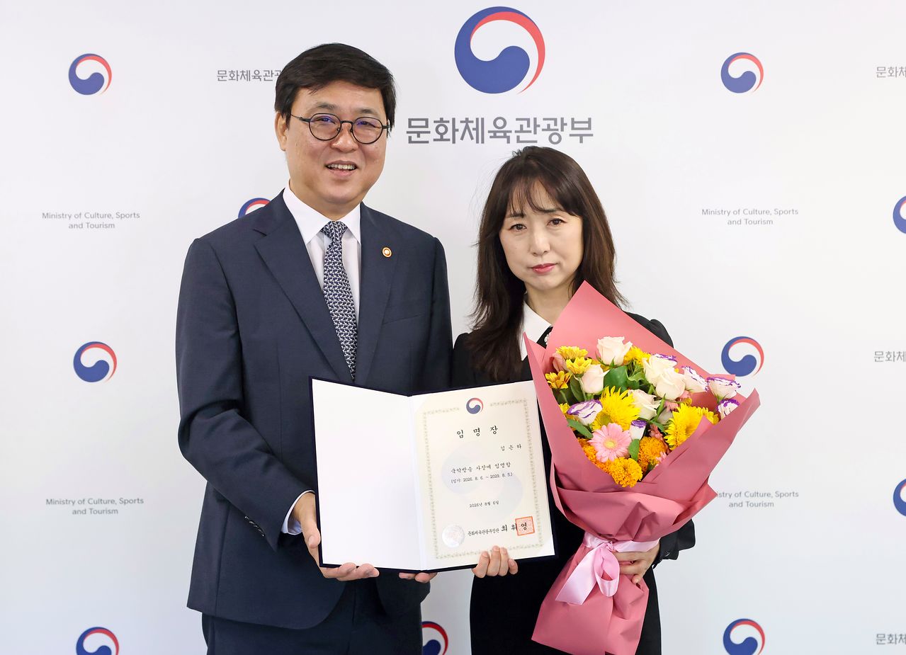  최휘영 문화체육관광부 장관(왼쪽)이 6일 서울 종로구 국립현대미술관 서울관에서 김은하 국악방송 신임 사장에게 임명장을 수여한 뒤 기념 촬영하고 있다. 사진 문화체육관광부