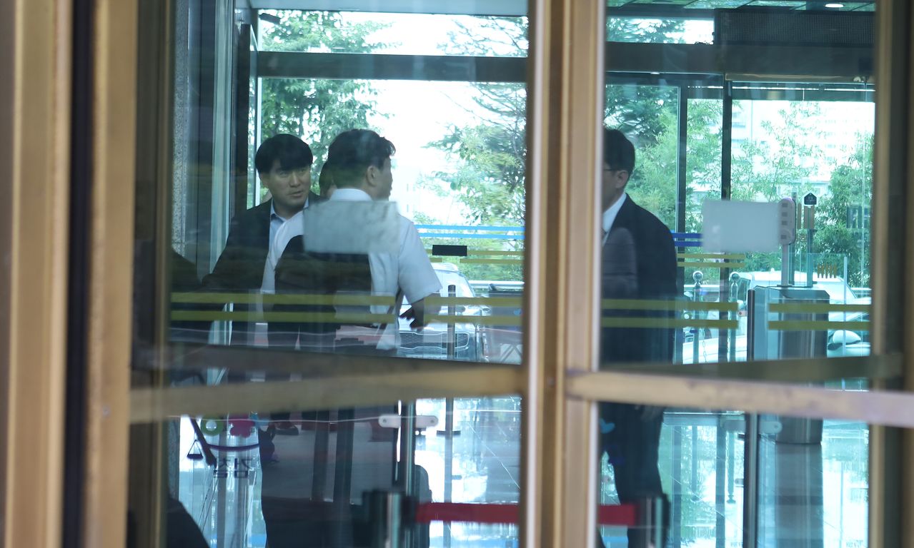 행정안전부 중대범죄수사청 개청준비단이 5일 임용설명회를 개최하기 위해 광주지방검찰청에 들어가고 있다. [뉴스1]