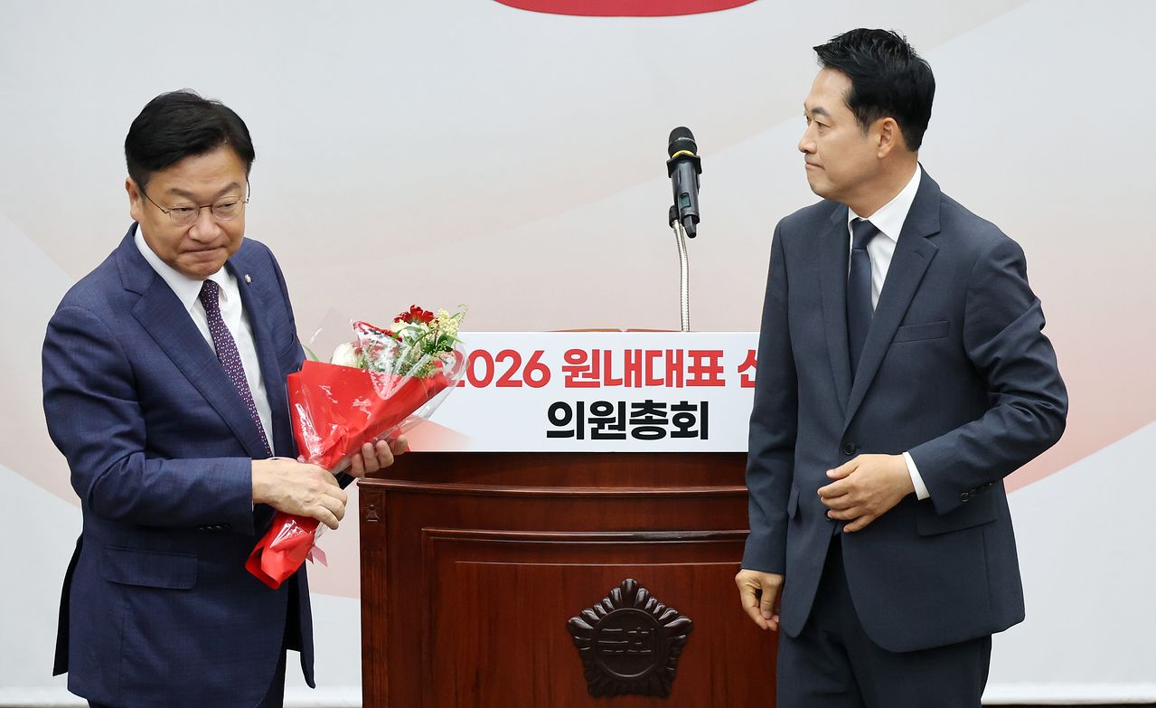 6월 10일 국회에서 열린 국민의힘 원내대표 선출 의원총회에서 신임 원내대표로 당선된 정점식 의원이 장동혁 대표로부터 꽃다발을 받고 있다. 장진영 기자
