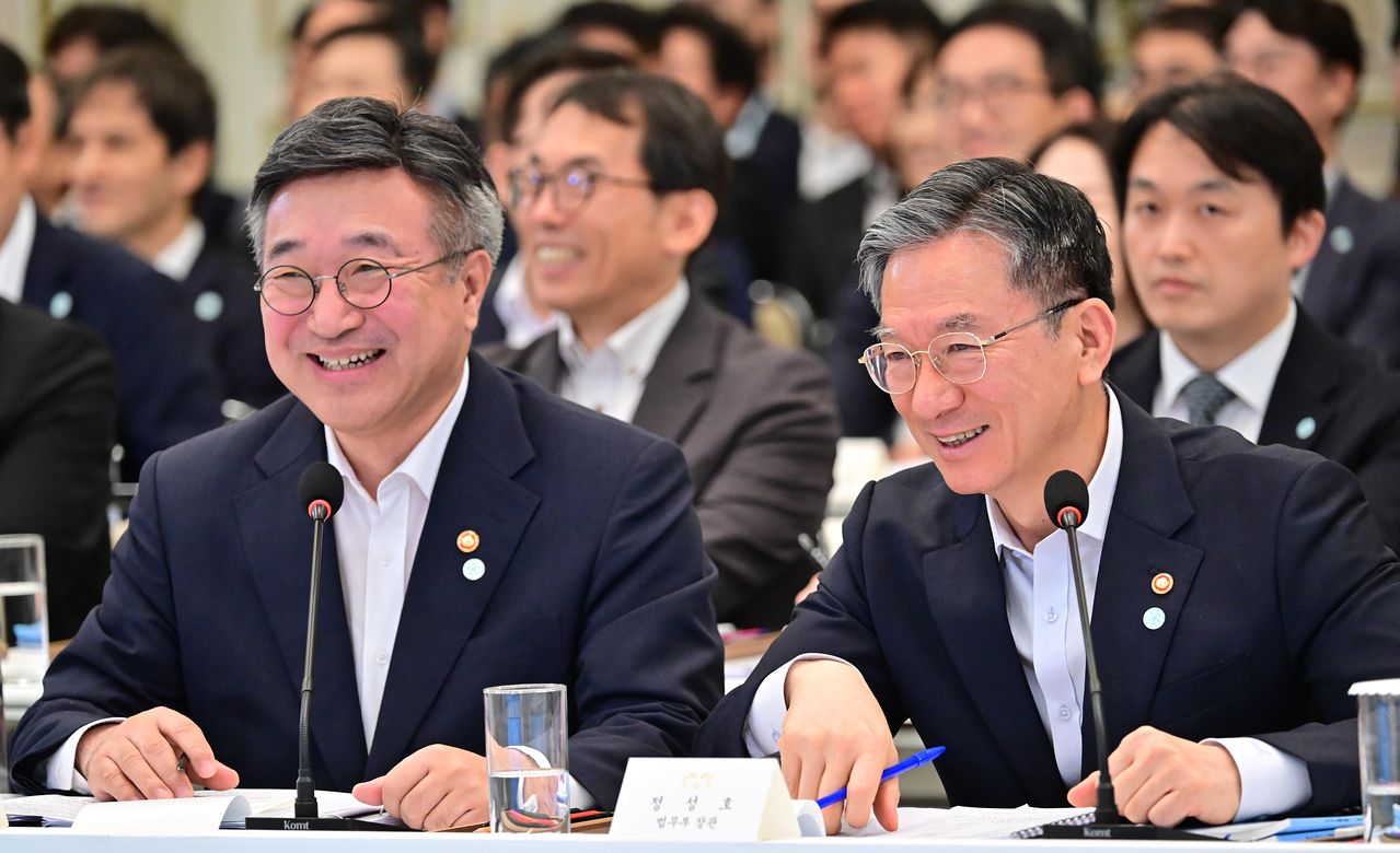 정성호 법무부 장관과 윤호중 행안부 장관이 5일 청와대 영빈관에서 열린 이재명 대통령 주재 부처 업무보고에서 이 대통령이 "두 분 원래 친하시잖아요"라고 말하자 웃음을 보이고 있다. 청와대사진기자단