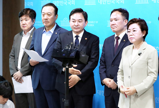 2023년 7월 6일 원희룡 국토교통부 장관이 6일 국회 소통관에서 ‘서울~양평 고속도로 사업 전면 백지화’ 선언을 하고 취재진 질문을 받고 있다. 뉴스1