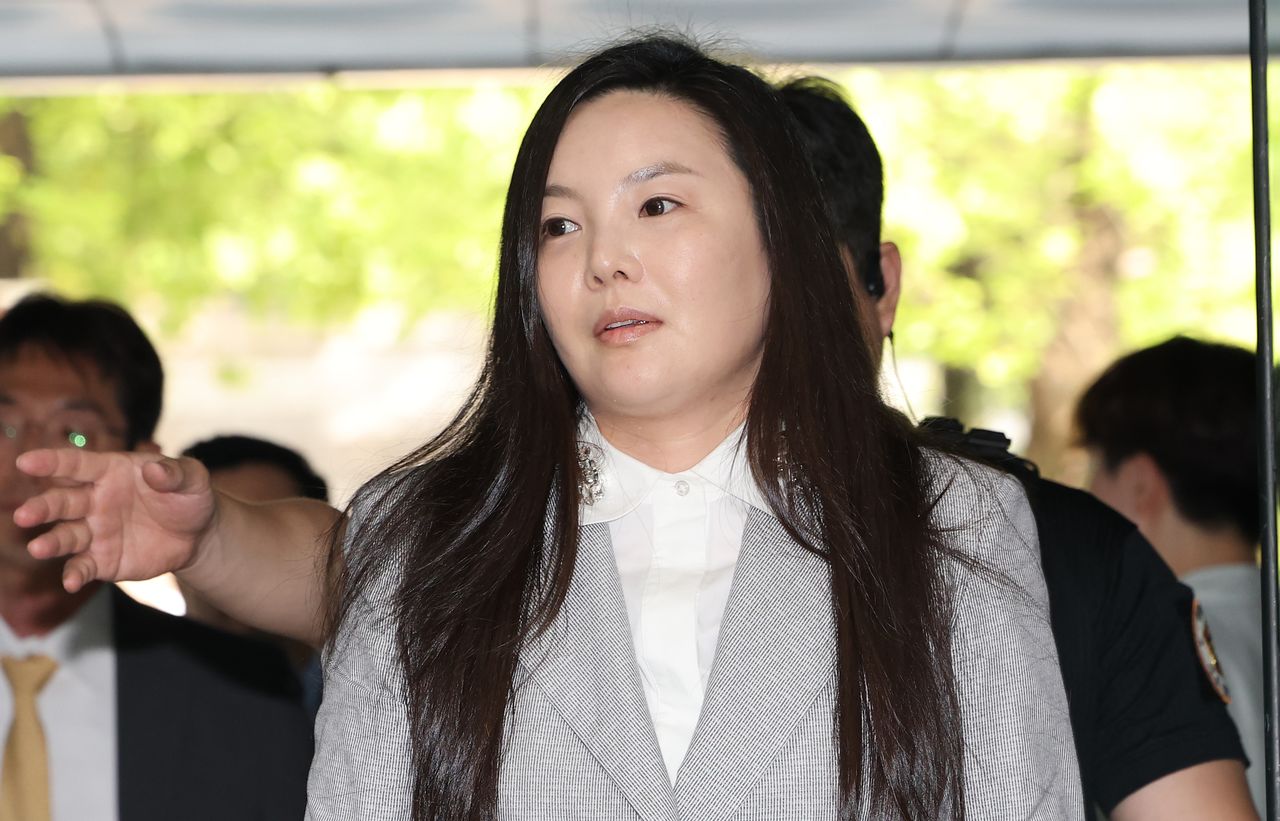 차가원 원헌드레드 레이블 대표가 지난 3일 구속 전 피의자 심문(영장실질심사)을 위해 서울 서초구 서울중앙지법에 출석하고 있다. 연합뉴스