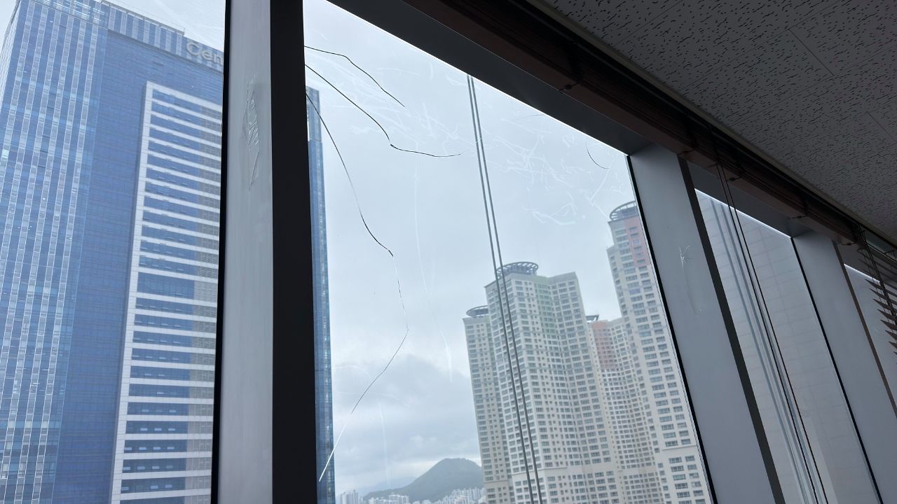 전국 대부분 지역에 폭염특보가 발효된 가운데, 고온에 장시간 노출되어 유리창과 창틀이 저절로 깨지는 사고도 잇따르고 있다. 독자제공