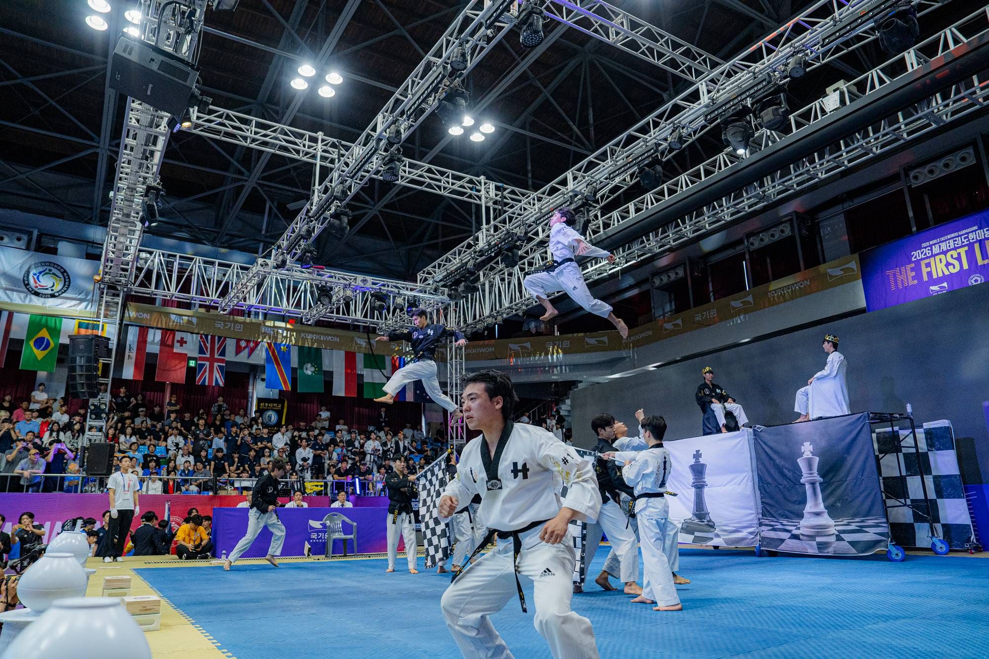 지난 5일 서울 강남구 국기원에서 2026 세계태권도한마당 폐막식이 열렸다. 팀대항 종합 경연에서 우승한 신한대 백호팀의 경연 장면. 사진 국기원