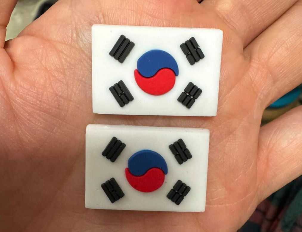 태극 문양의 색상이 뒤바뀐 슬리퍼 액세서리. 사진 서경덕 교수