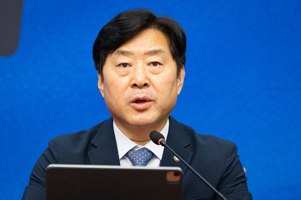 황명선 더불어민주당 최고위원이 5일 서울 여의도 국회에서 열린 최고위원회의에서 모두 발언을 하고 있다. 뉴스1