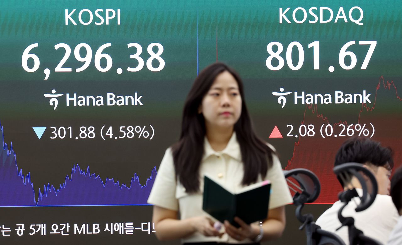 코스피가 301.88포인트(4.58%) 내린 6296.38 마감한 6일 오후 서울 중구 하나은행 딜링룸에서 딜러들이 업무를 보고 있다. 뉴시스