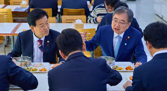 이재명 대통령이 지난해 12월 19일 정부서울청사 구내식당에서 조현 외교부 장관, 정동영 통일부 장관과 점심 식사를 하고 있다. 사진 대통령실 