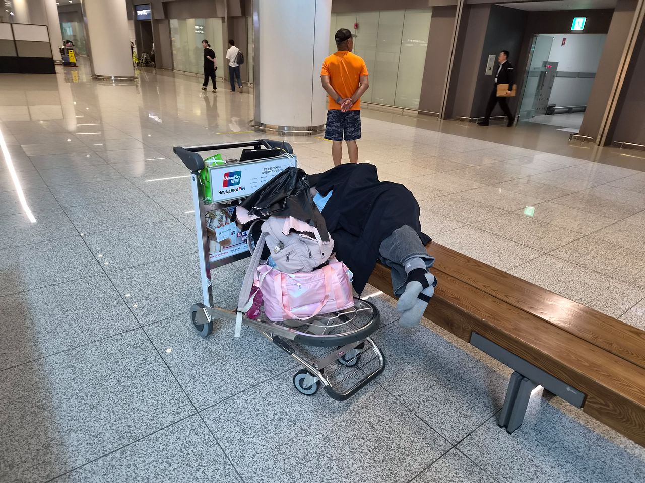 6일 오전 인천국제공항 제2터미널 벤치에서 한 노숙인이 잠을 자고 있는 모습. 변민철 기자