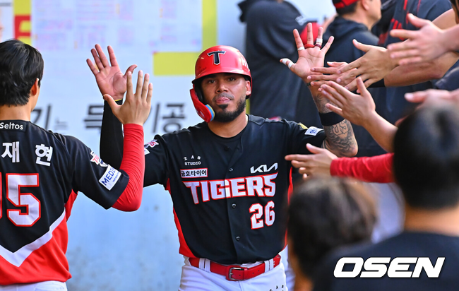 [OSEN=대구, 이석우 기자] 30일 대구삼성라이온즈파크에서 2026 신한 SOL KBO 리그 삼성 라이온즈와 KIA 타이거즈의 경기가 열렸다.홈팀 삼성은 페덱이, 방문팀 KIA는 네일이 선발 출전했다.KIA 타이거즈 카스트로가 2회초 무사 1,2루 김선빈의 우익수 앞 1타점 안타때 득점을 올리고 하이파이브를 하고 있다. 2026.07.30 / foto0307@osen.co.kr