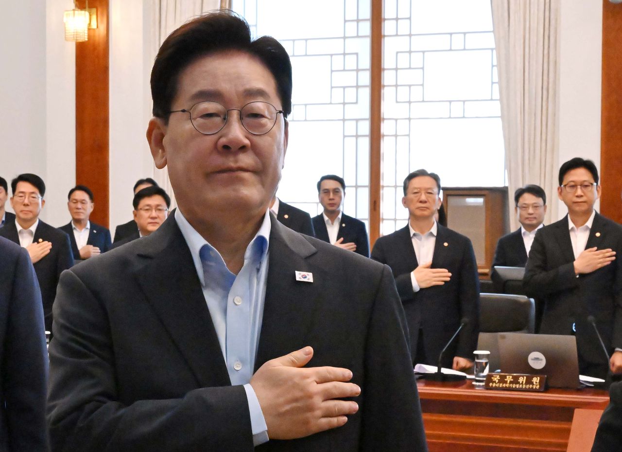 이재명 대통령과 정성호 법무부 장관이 4일 청와대에서 열린 국무회의에서 국민의례를 하고 있다. [청와대사진기자단]