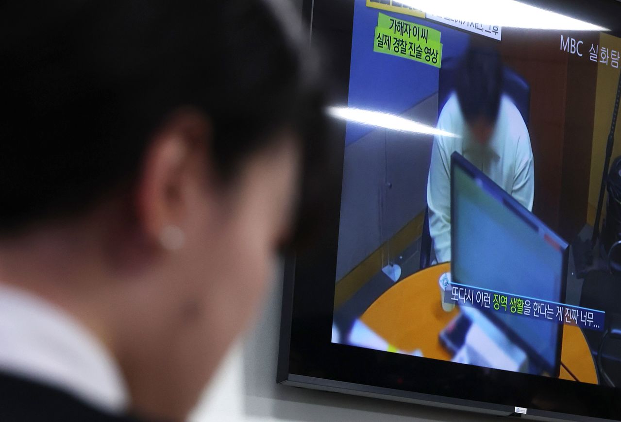 부산 '돌려차기' 사건의 피해자가 4일 서울 여의도 국회 의원회관에서 열린 '보완수사 금지, 지옥문이 열렸다' 긴급 간담회에서 사건 가해자가 경찰 조사를 받는 영상을 시청하고 있다. 뉴시스.