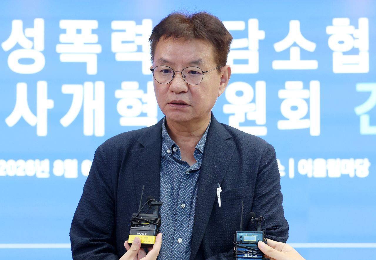 김남준 경찰수사개혁위원회 위원장이 6일 오후 서울 서대문구 경찰청에서 열린 전국 성폭력 상담소협의회-경찰수사개혁위원회 간담회를 마친 후 브리핑을 하고 있다. 뉴시스.